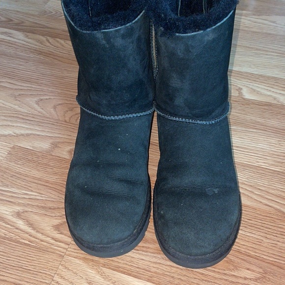 Bailey Bow Uggs - Picture 3 of 4
